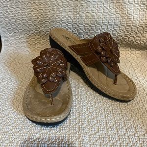 Cliffs Brown Flower Sandals Woman’s size 8.5